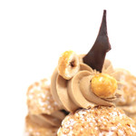 Patisserie Ravi,e relier - サントノレ・キャラメル・プリュノーにのってるヘーゼルナッツ '14 2月上旬