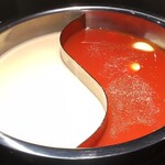 しゃぶしゃぶ 灯 - 出汁(左はゴマ豆乳・右は旨味トマト)