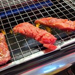 Ganso Yakiniku Ehimeya - ①えひめ屋カルビ(奥側、4枚)②カルビ(手前、4枚)
                        お昼から独り焼肉を手軽に食べられるスタイル、A4ランクの牛肉を産地に依らず仕入れされているそう
                        味わいもまずまずです