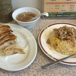 香来 - 豚肉チャーハンミニ(880円)普通餃子(450円)