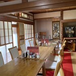 青葉台の古民家 お食事処 おぎ - 昔ながらの続き和室にテーブル×3