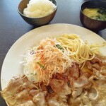 Youshoku Tsubakitei - 注文する寸前までハンバーグ、と思っていたのに口から出たのは生姜焼き定食。なぜだ？笑。次回は必ずハンバーグ！、、、かエビフライ。隣の人のエビフライがとても美味しそうだった♪