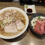 喜多方食堂 麺や 玄 - 蔵出し醤油らーめん まったり・背脂少ない・玉ねぎ(無料)あり 800えん・トッピング切り落としチャーシュー50えん　半本鮪丼550えん