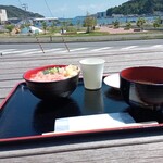 Osakana Ichiba Okasei - 女川の海を臨むテラスでマグロ丼