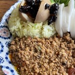 東新宿 サンラサー - 花椒キーマカレーとサーグ ダール(ほうれん草とムング豆のカレー)のあいがけ(1,500円)とじーろー味玉(110円)