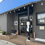 麺と飯 一真 - 入り口の様子