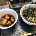 なぜ蕎麦にラー油を入れるのか。 新橋店 - 