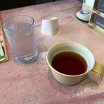 Saizeriya - 注文が終わればドリンクバーからお水とランチスープをセルフでテーブルに運びます。
                         
                        ランチスープはコクの深いビーフの旨味と玉葱の甘さを感じるスープでした。