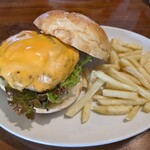 Italian Bar ANCORA - ハンバーガーのチェダーチーズのセット。