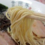 金田家 さくら亭 - 麺は極細麺、すするというよりもワシワシと喰らいます