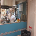 Yobuko Mambou - ここではいかしゅうまいは勿論、呼子のお店で大人気のいかの天婦羅をその場で揚げて販売してくれます。