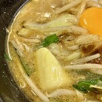 どさん娘 - 冷えたバターを熱々のスープに溶かし込み