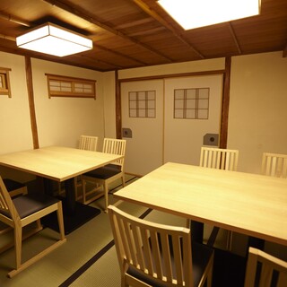 느긋하게 편안한 일본식 공간. 프라이빗감이 있는 반개인실도 완비