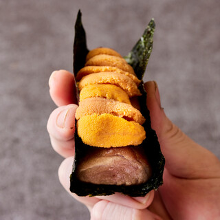 伝統的だが独創性も忘れない、マグロの脳天雲丹ドッグ