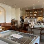 PIZZERIA CERCHIO - テーブル席、ソファ席がいくつか。持ち帰り用の冷凍ピザもお手頃価格でした。