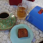 Sobadokoro Mikuni - サービスのコーヒーと麩菓子
