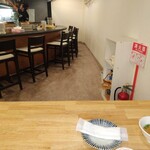 ど鉄板 なべきん 柳ヶ瀬 - 室内　最初カウンターに座ろうとしたら空調入ってないので暑いので諦めた