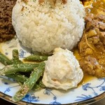 ジロー珈琲 - トッピングカレー　いんげんのゴマ和え＆ポテトサラダ