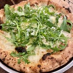 JUN'S PIZZA - ルッコラ  あぁ、こういうのをピッツァと呼ぶんだよ。ピザではなくて。モチモチで香ばしくて、たまらんちん！