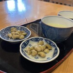 そば処 種村 - 蕎麦茶と付け合わせの煮豆