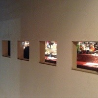 白金Baru - 玄関先にある小窓から店内の様子が伺えます