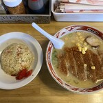 自由軒 - みそカツラーメン（990円）
            半チャーハンセット（＋250円）