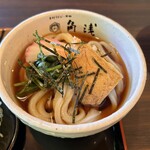 Kakuasa - 【うどん（冷）】味3.6
                        トッピングは、蒲鉾・アゲ・ほうれん草・ネギ・海苔といった感じです。
                        スープは、甘さ少なめの出汁はしっかりとといった感じ。
                        冷たいものを頼んだので、ギュッと引き締まったうどん‼️