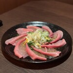 肉と日本酒いぶり  - 牛たん刺し柚子胡椒だれ 