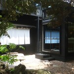 plough - 白地の暖簾がカフェバーの入口
