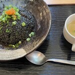 チャーハン専門店 こう米 - イカ墨炒飯 770円