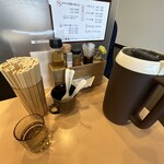 中華そば 我成 - 各テーブルにお冷、ティッシュが付いています