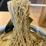 中華そば 我成 - 中太縮れ麺　デフォで硬さも丁度いい