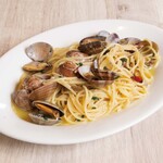 Clams steamed in white wine (tomato sauce can be changed)