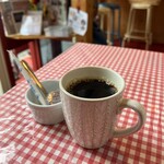 カフェ ド ラ ポスト - 食べ終わるタイミングに合わせて、
奥様が温かいコーヒーが提供され…
美味しいコーヒーはたっぷりマグで
嬉しいですね(*´∀`)♪
