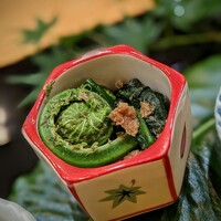 懐石 古都 - 青々とした「こごみと法蓮草のおかか和え」も、シャッキリとして、目に舌に幸せです。