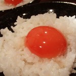 h Aburiyaki Toshi - 大人気の卵かけご飯！〆に是非お召し上がりください！黄身のつやつやと大きさが違います☆