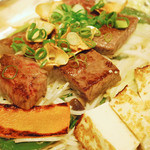 Korokoro-yaki（配有日本牛排、烤蔬菜和豆腐）
