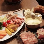 h Aburiyaki Toshi - 当日市場で選んだお野菜と知覧どり、ソーセージなどを七輪で炙り、3種類のチーズを使ったチーズフォンデュでお召し上がりください