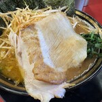 豚骨醤油ラーメン 王道家 - ネギラーメン赤1,050円　豚トロチャーシュー50円