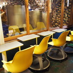 ブリューパブ センターポイント - 店内（醸造所がガラス越しに見える席）