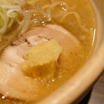 らーめん 福籠 - チャーシューの上にはすりおろし生姜