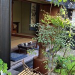石垣屋 - 縁側に座っていただきました