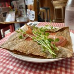 cafe de la poste - 蕎麦粉100％で焼かれたガレットは
横から見てもこの通り！