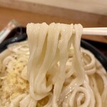 Teuchi Udon Iwashiya - 平たい麺。不揃いな太さが手切り感があります。