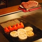 Suteki Hausu Hibiki - 蒟蒻、トマト、蓮根…。お肉は季節のお野菜とともにお出ししています。