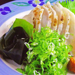 活ふぐ☆居酒屋 てつ - 表面をこんがり焼いた、パリッと香ばしいたたき風てっさ。