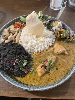 Curry bar nidomi - イカ墨ポークキーマ（きのこコルマ風クリームカレー）+ケララチキンカレー（オクラのマサラポリヤル）