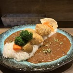 エイト カリィ - 角煮カツのカレー+スパイシーカレー(あいがけ)