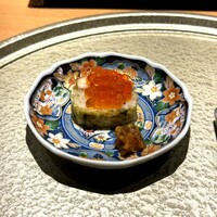 銀座 焼 新潟屋 - ジャスミンティーで炊いた米の京紅地鶏棒寿司、奈良漬いくら載せ、青唐辛子ソース