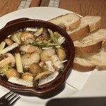 TRATTORIA Italia - 本日のアヒージョ　メルバトースト添え　（海老、山菜とマッシュルーム）